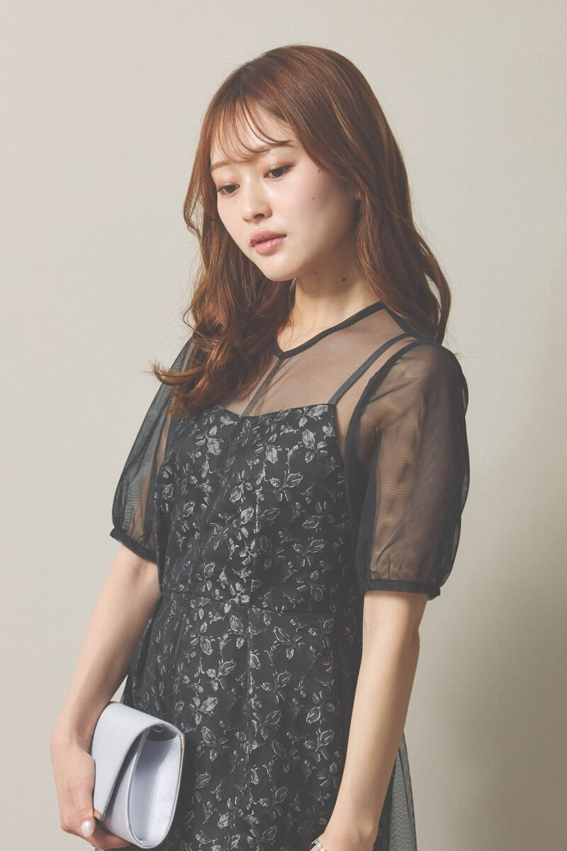 ブラックのプリントジャガード×チュールドレス