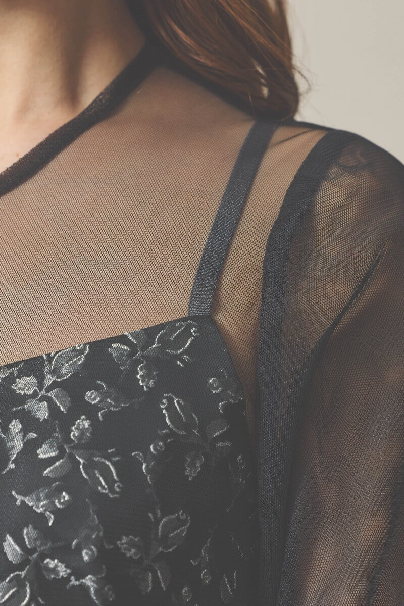 ブラックのプリントジャガード×チュールドレス