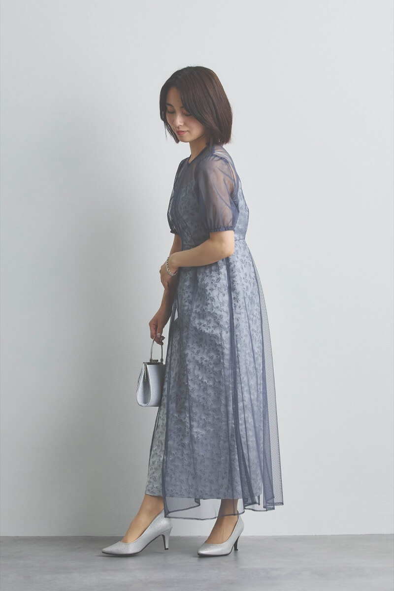 ブルーグレーのプリントジャガード×チュールドレス