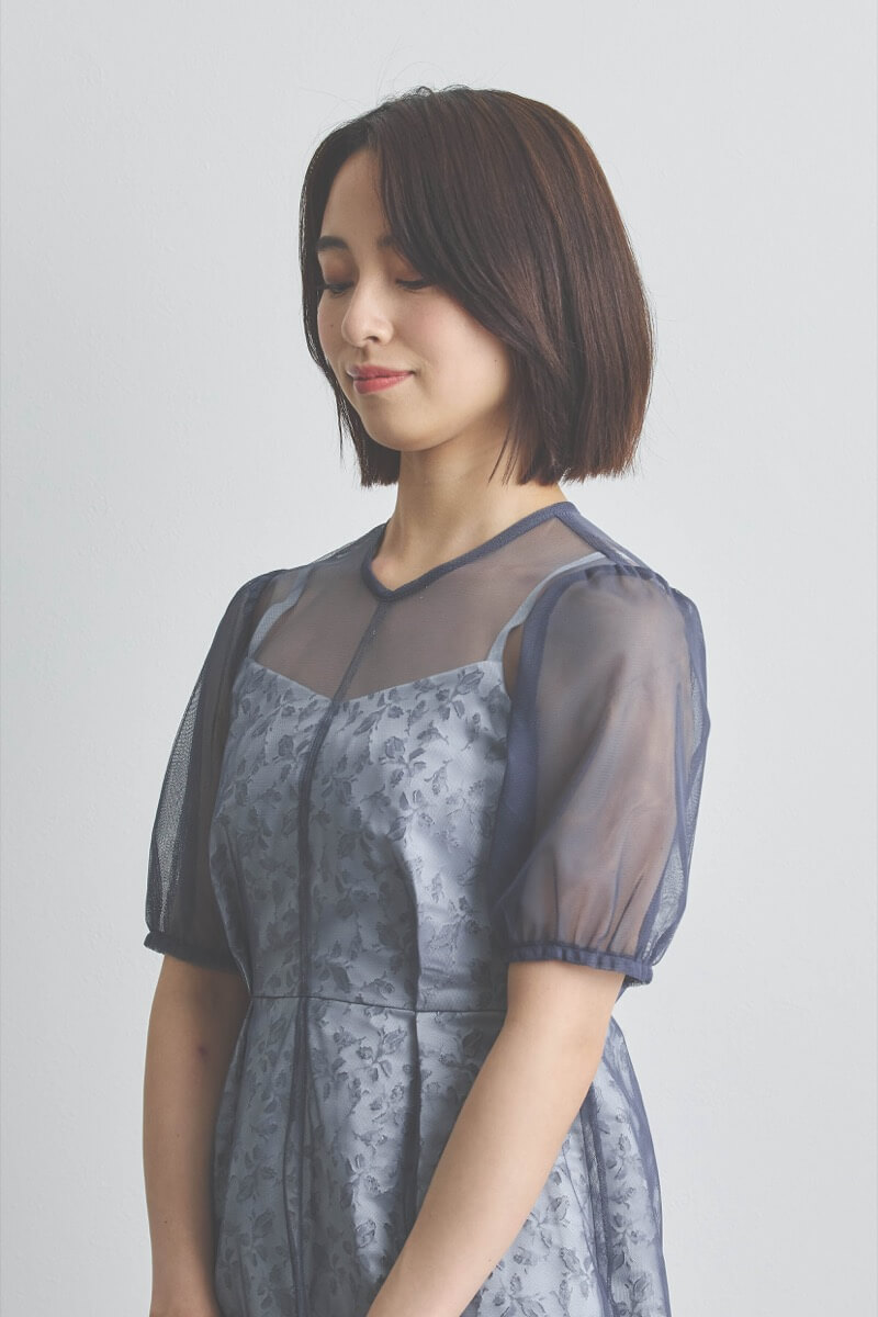 ブルーグレーのプリントジャガード×チュールドレス