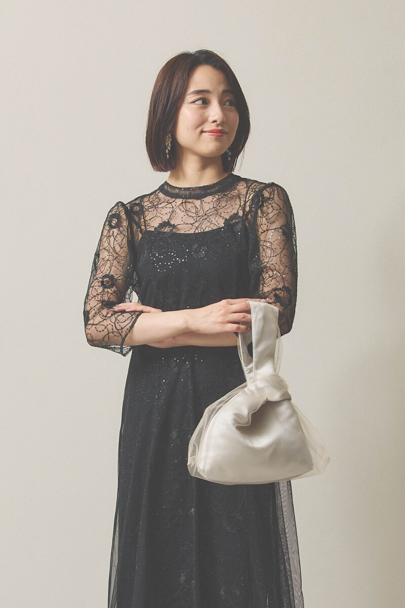 ブラックのシャイニーコードレースドレス