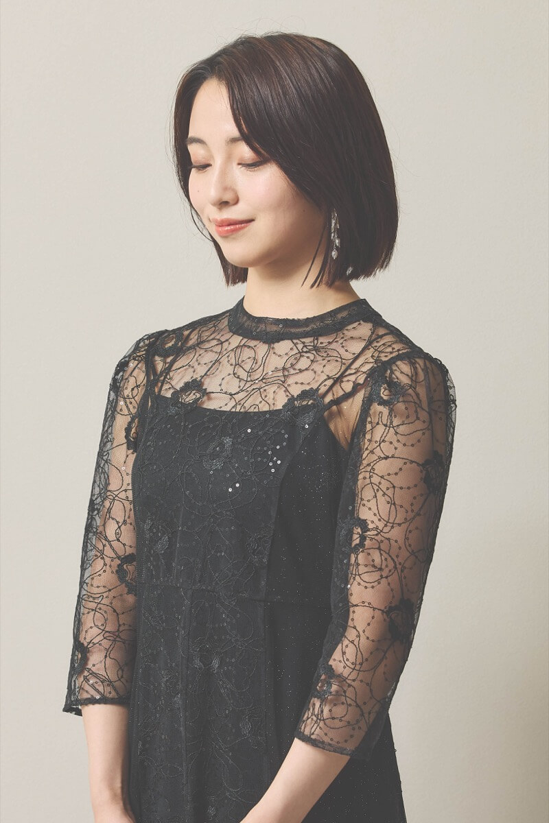 ブラックのシャイニーコードレースドレス