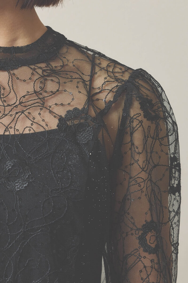 ブラックのシャイニーコードレースドレス