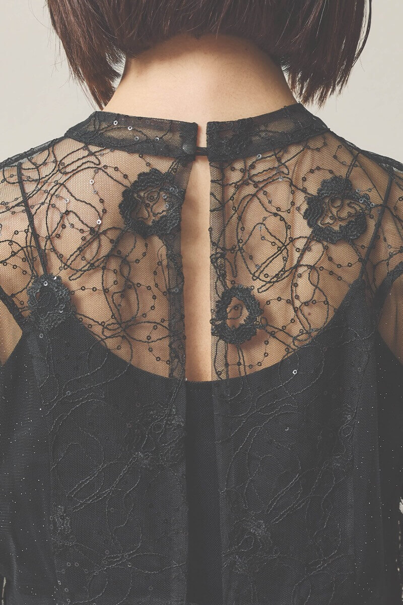 ブラックのシャイニーコードレースドレス