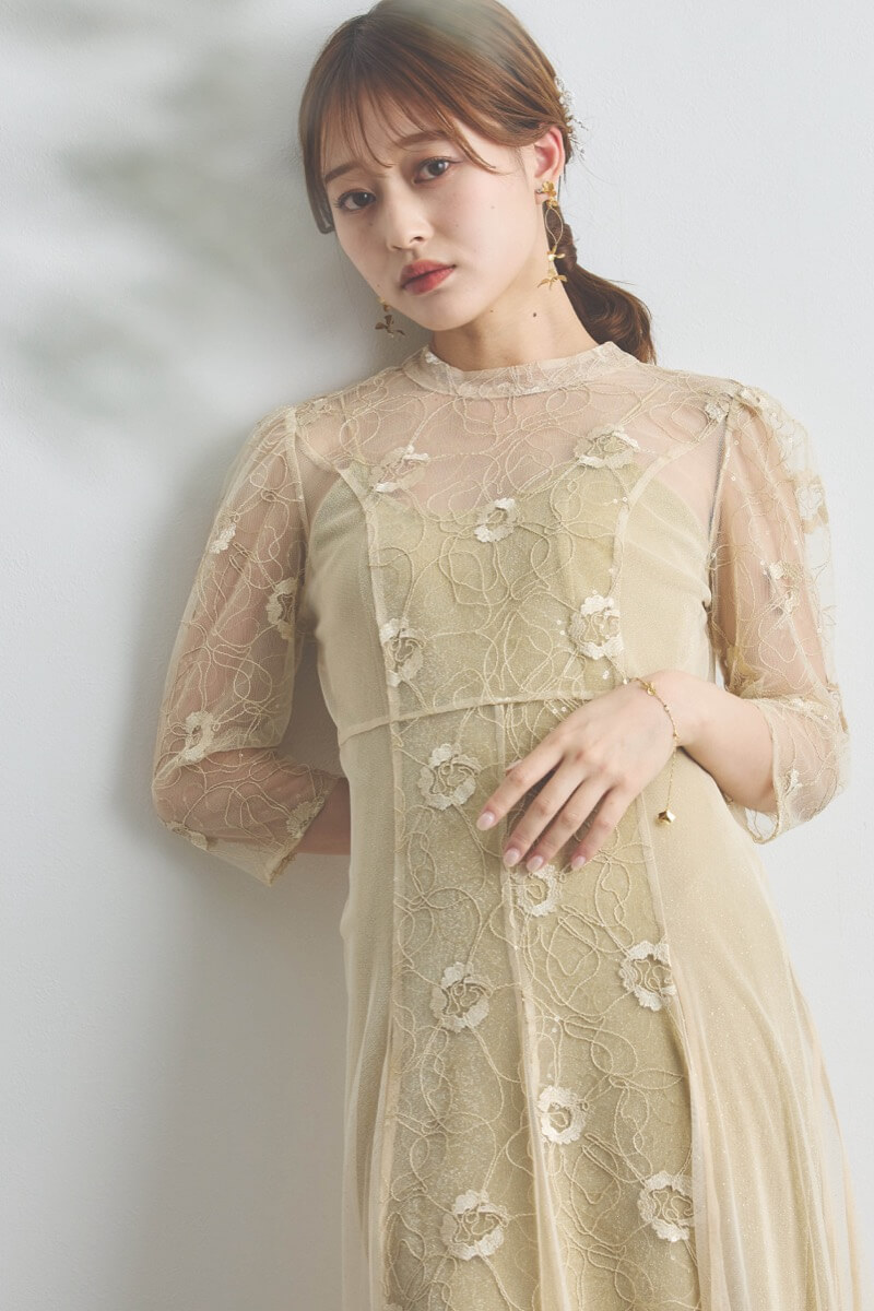 イエローのシャイニーコードレースドレス