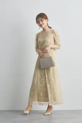 花の刺繍のイエロードレス