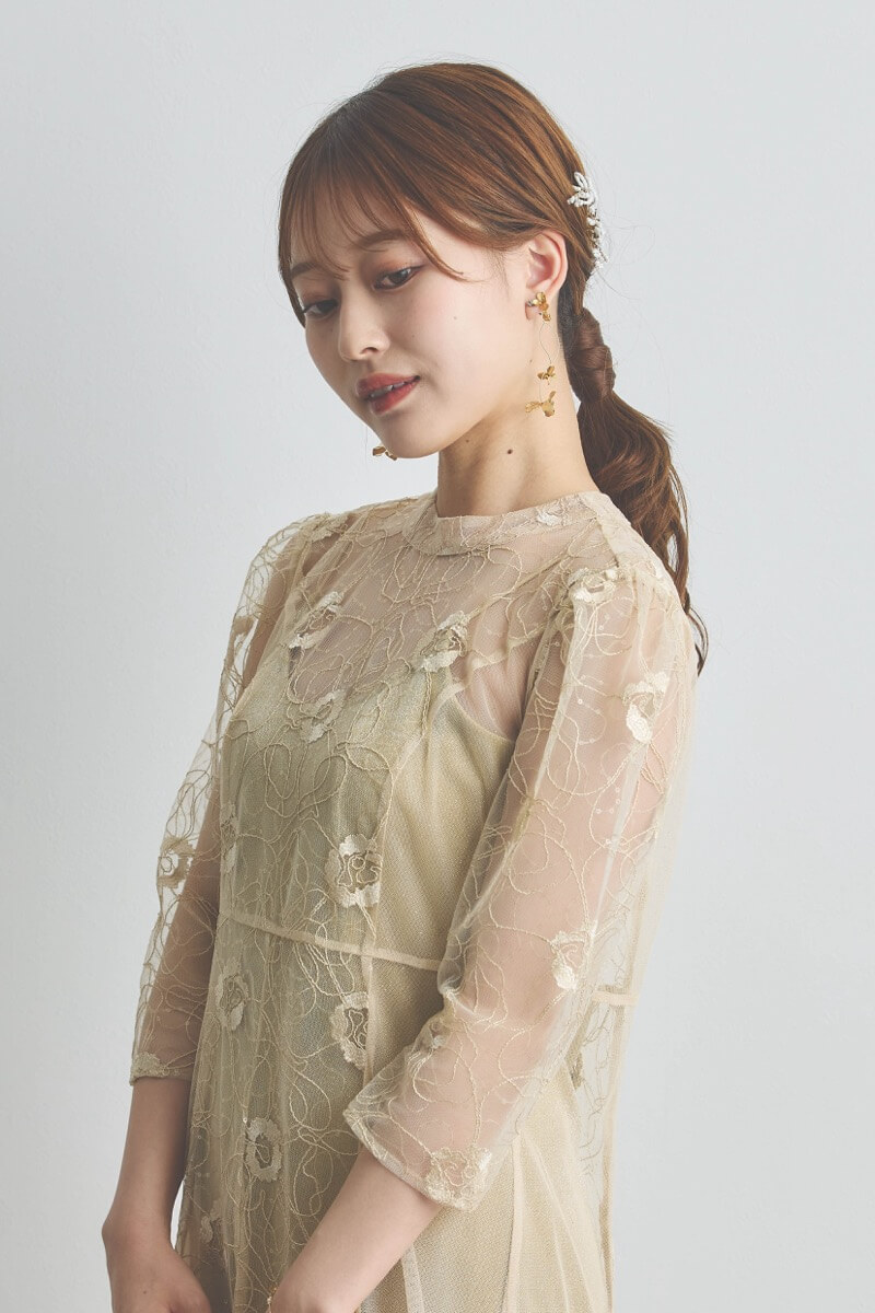 イエローのシャイニーコードレースドレス