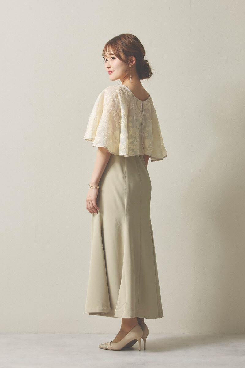 ライトベージュのケープレイヤードベアドレス