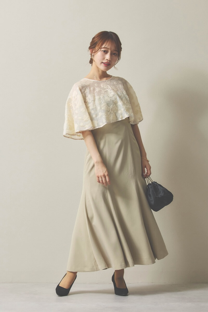 ライトベージュのケープレイヤードベアドレス