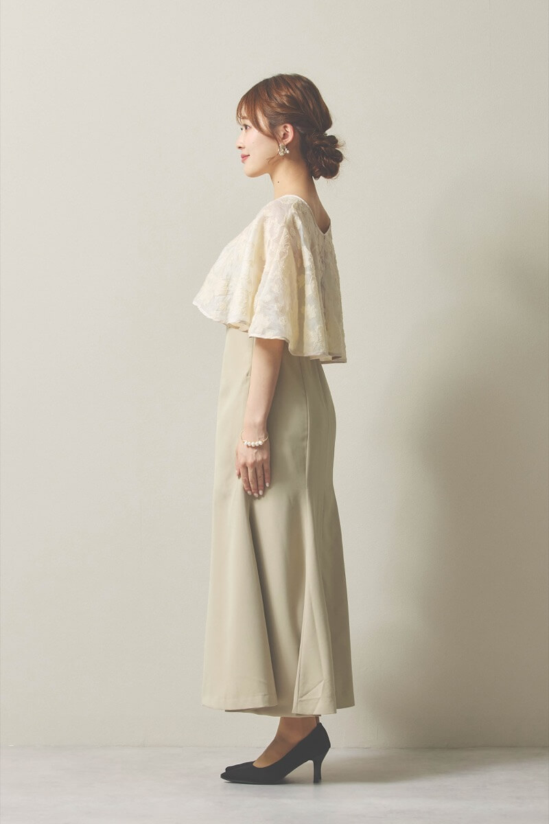 ライトベージュのケープレイヤードベアドレス