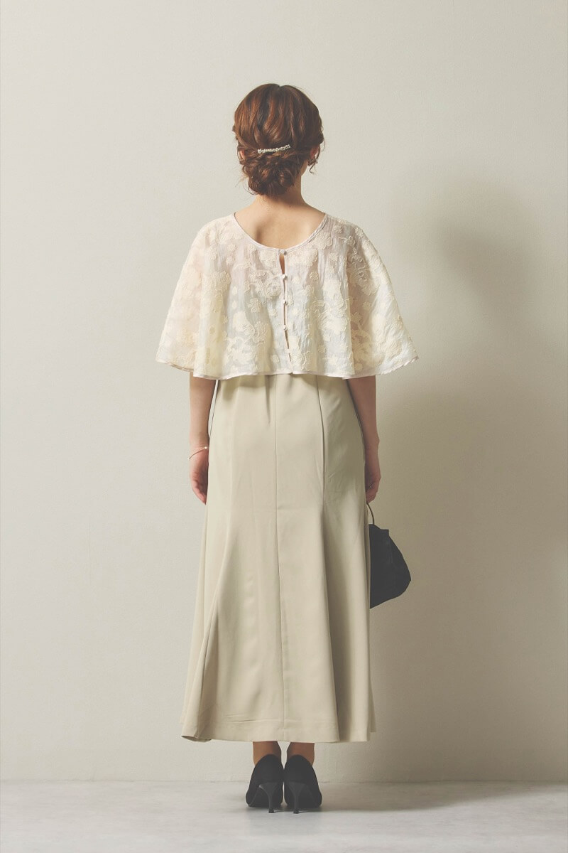 ライトベージュのケープレイヤードベアドレス