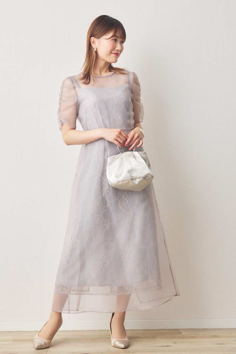 ピンクベージュのオーガンエプロンレースドレス