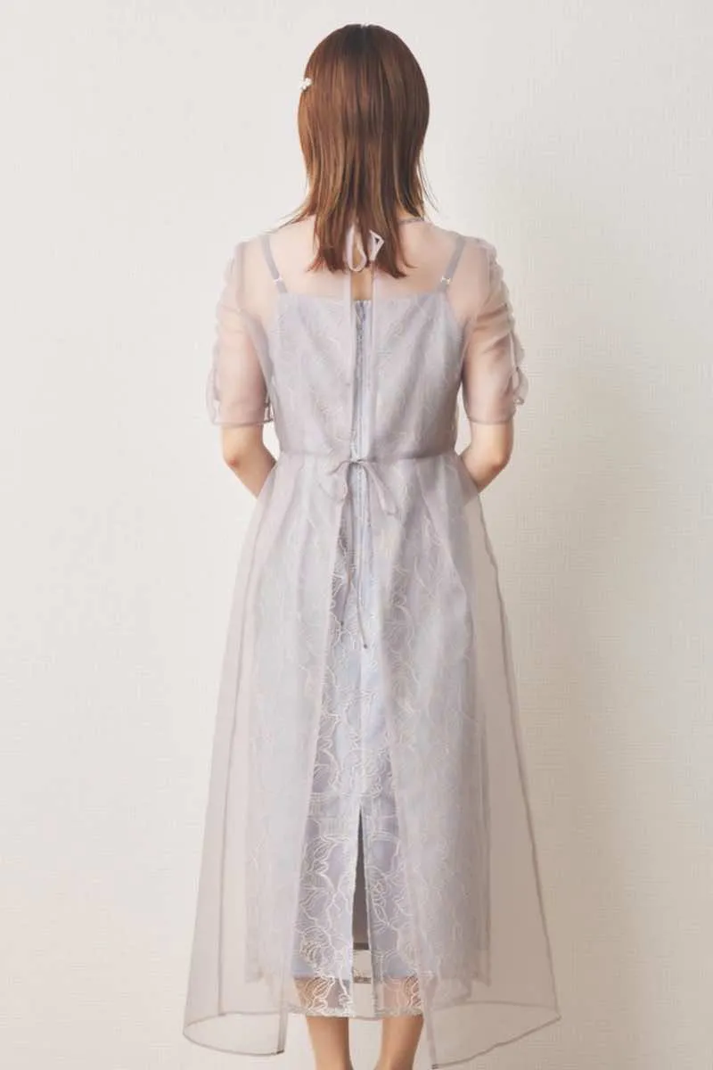 ピンクベージュのオーガンエプロンレースドレス