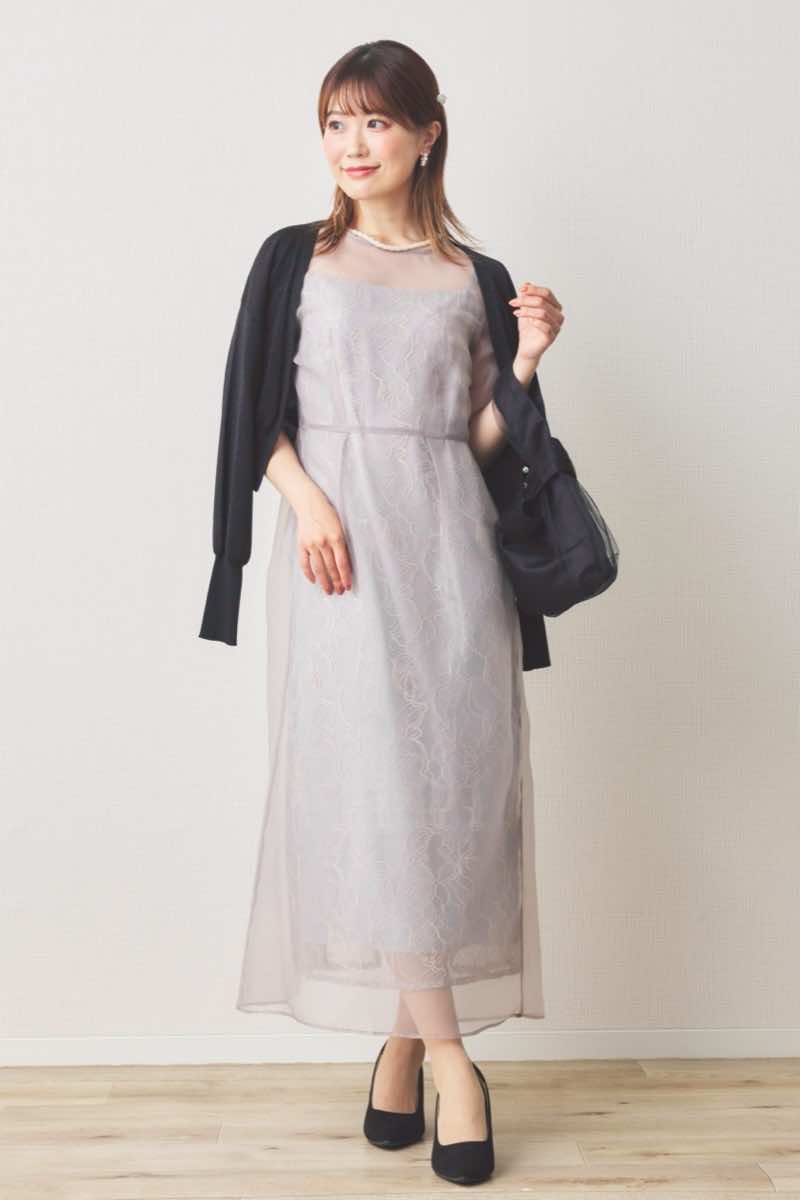 ピンクベージュのオーガンエプロンレースドレス