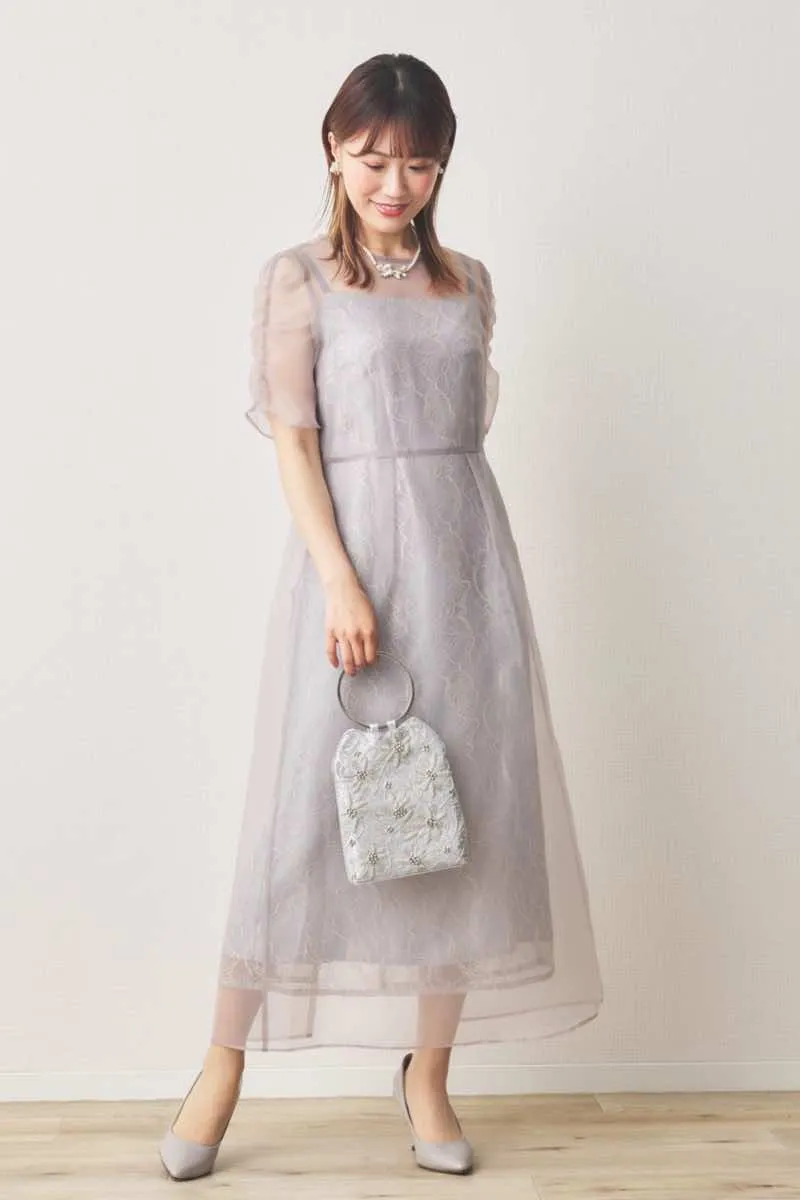 ピンクベージュのオーガンエプロンレースドレス