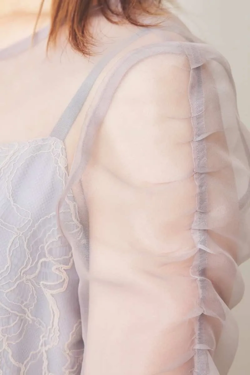 ピンクベージュのオーガンエプロンレースドレス