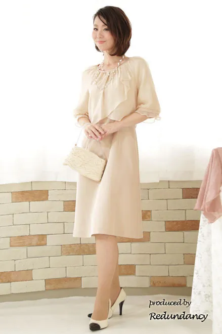 ベージュのツーピース風パフスリーブドレス