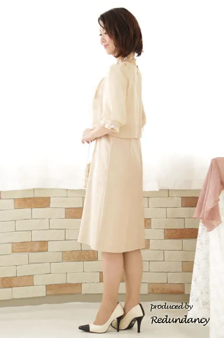 ベージュのツーピース風パフスリーブドレス