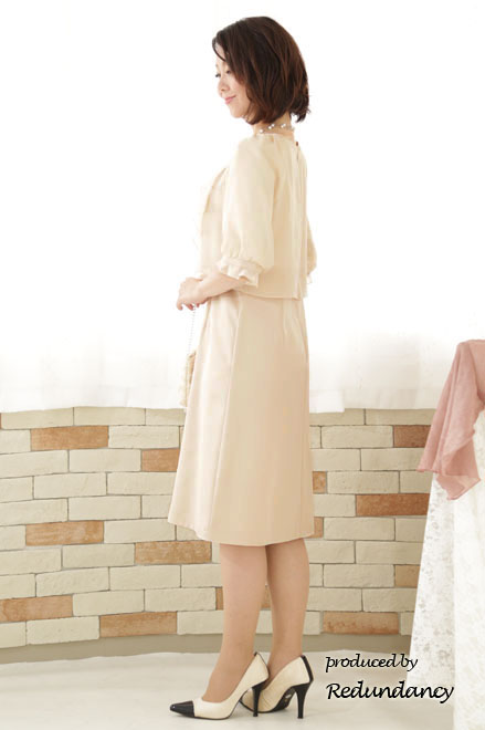 ベージュのツーピース風パフスリーブドレス