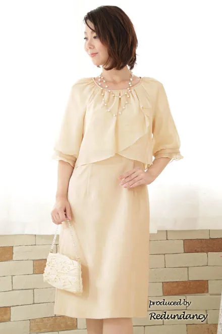 ベージュのツーピース風パフスリーブドレス