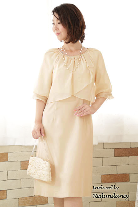 ベージュのツーピース風パフスリーブドレス