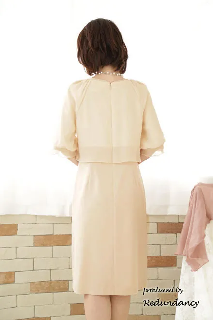 ベージュのツーピース風パフスリーブドレス