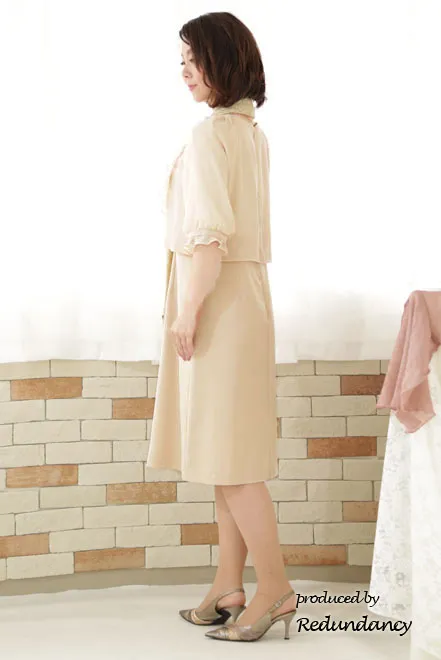 ベージュのツーピース風パフスリーブドレス