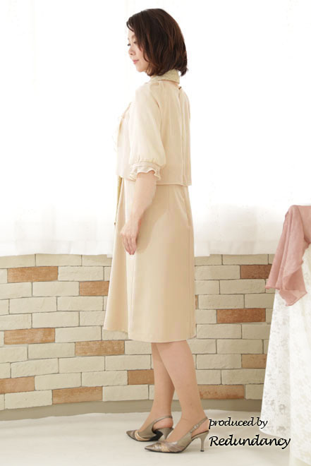 ベージュのツーピース風パフスリーブドレス