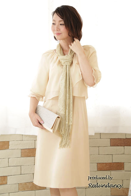 ベージュのツーピース風パフスリーブドレス