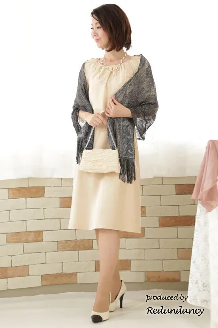 ベージュのツーピース風パフスリーブドレス