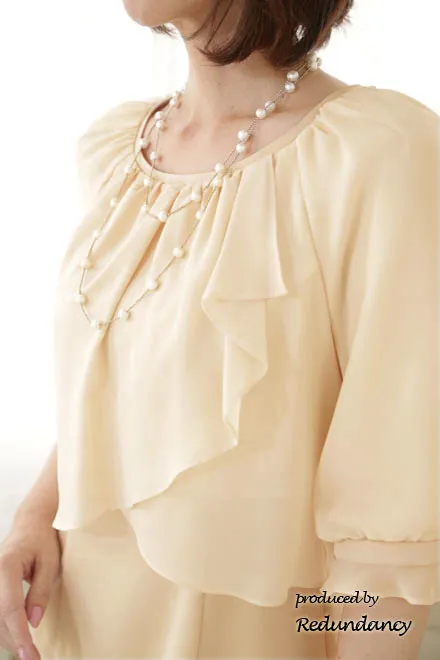 ベージュのツーピース風パフスリーブドレス