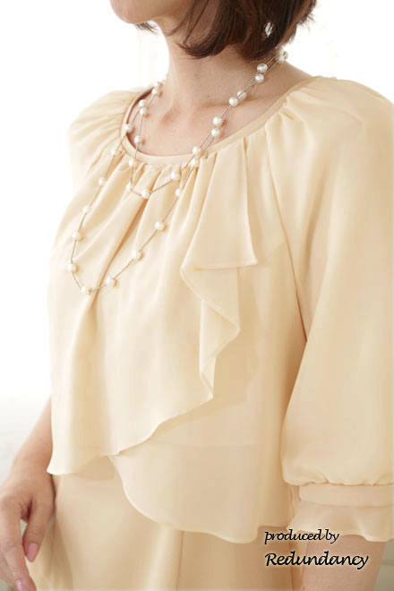 ベージュのツーピース風パフスリーブドレス