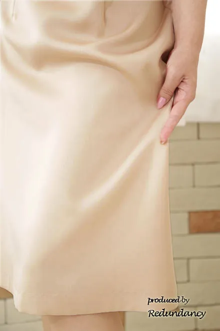 ベージュのツーピース風パフスリーブドレス