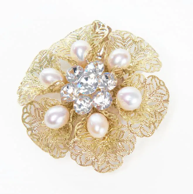 ゴールドとホワイトパールの花ブローチ
