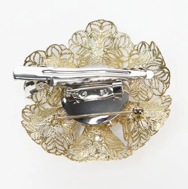 ゴールドとホワイトパールの花ブローチ