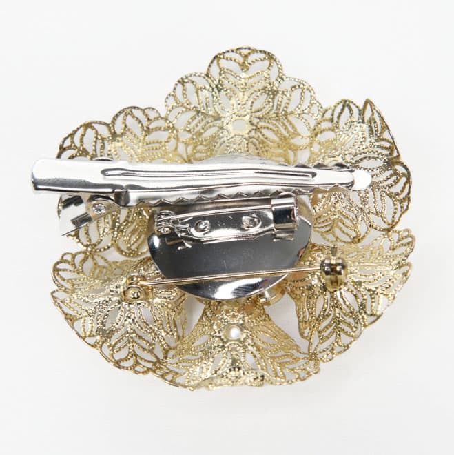 ゴールドとホワイトパールの花ブローチ