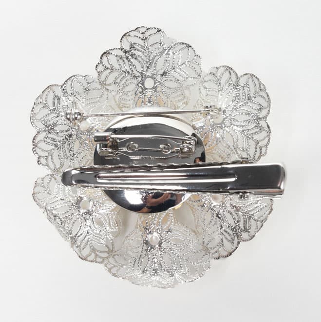 シルバーとホワイトパールの花ブローチ