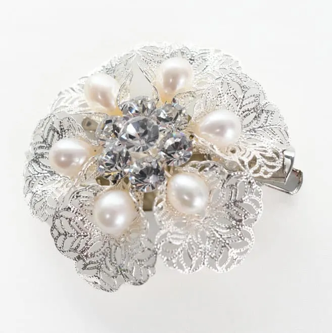 シルバーとホワイトパールの花ブローチ