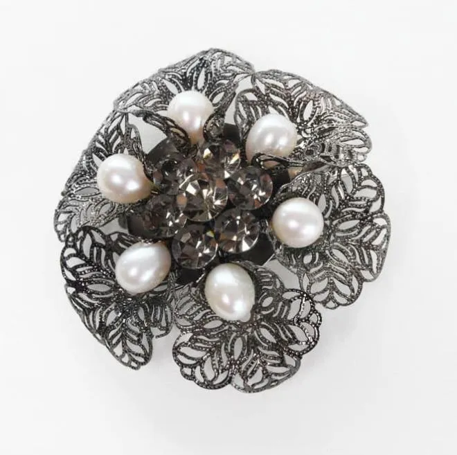ブラックとホワイトパールの花ブローチ