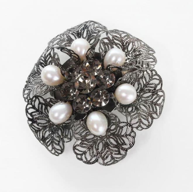 ブラックとホワイトパールの花ブローチ