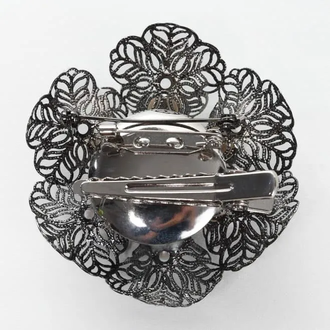 ブラックとホワイトパールの花ブローチ