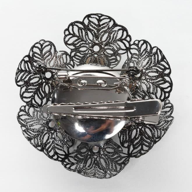 ブラックとホワイトパールの花ブローチ