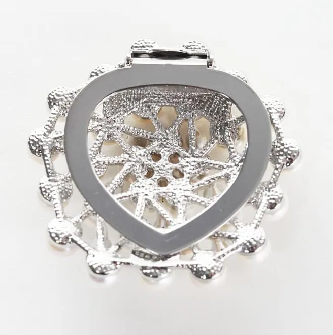 ホワイトパールの結晶ブローチ