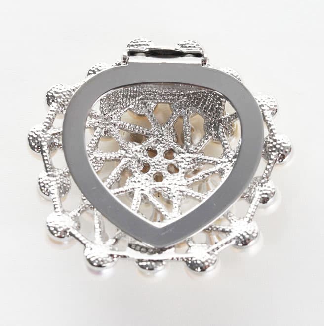 ホワイトパールの結晶ブローチ