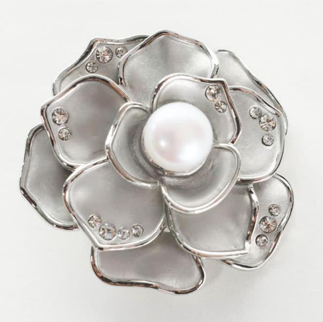 シルバーグレーの薔薇ブローチ