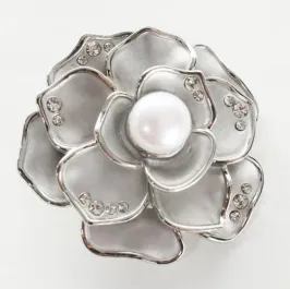 シルバーグレーの薔薇ブローチ