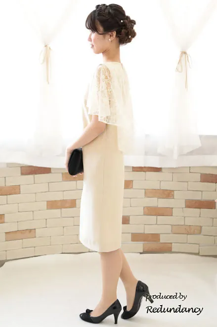 ライトベージュのレースケープ風シンプルドレス