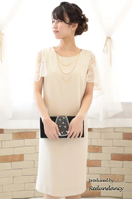 ライトベージュのレースケープ風シンプルドレス