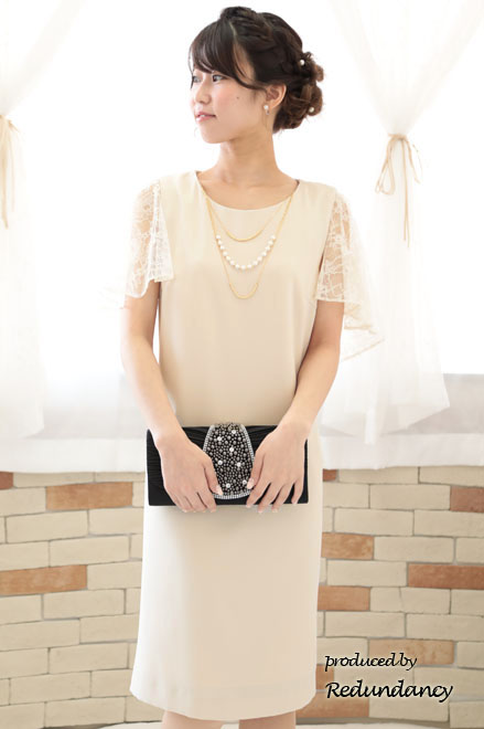 ライトベージュのレースケープ風シンプルドレス