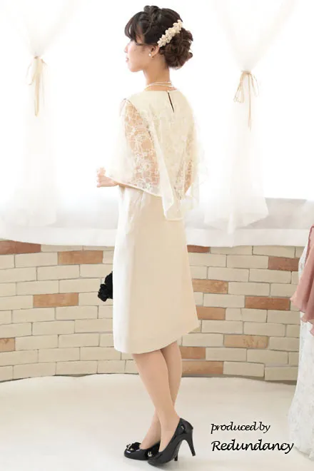 ライトベージュのレースケープ風シンプルドレス